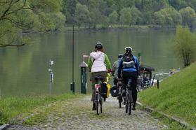 Även elcykel. Cykelväska medföljer.