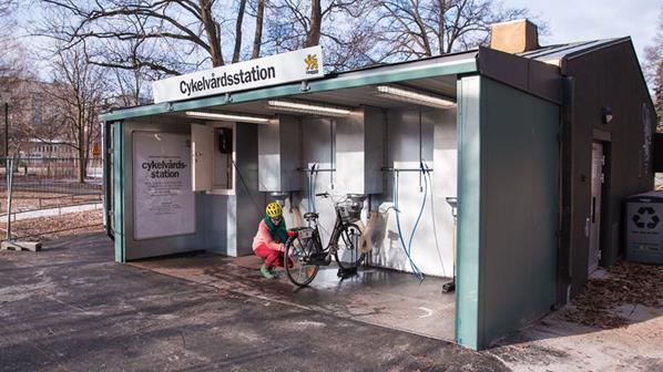 8 Parkering Cykelparkering utomhus med tak ger ett skydd för parkerade cyklar undan regn och snö under vinterhalvåret. Om taket är tillräckligt stort slipper man också snöröja parkeringen.