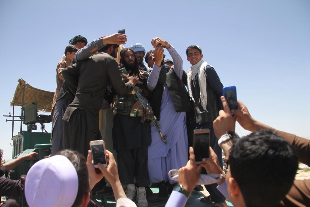 Foto: EPA Under den överraskande vapenvilan som markerade Eid al-fitr rörde sig talibansoldater fritt i städerna, inklusive Kabul, och representanter för staten kunde besöka sin släkt på landsbygden.