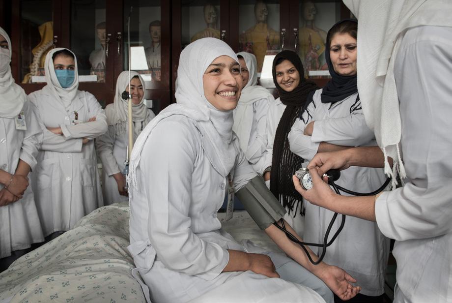 SAK ökar tillgången till hälsovård i ett av världens farligaste länder för kvinnor Foto: Malin Hoelstad Rohawza Ahmadi och de flesta av hennes klasskamrater är de första i sin by att få en utbildning.