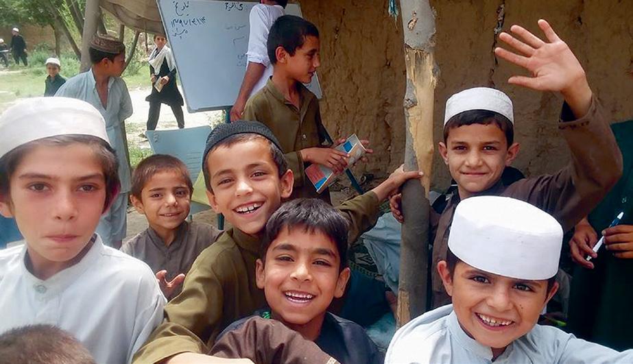 Skolan ger framtids hopp mitt i kriget Gulalai, med några av klasskamraterna, ser fram emot att få en riktig skolbyggnad.