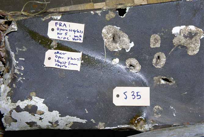 3.10. Beskjutningskador i inre utrustning Utöver ovan redovisade skador i flygplanet återfinns även brisadnära splitterskador i en elektronikbox som enligt FRA sannolikt varit placerad antingen vid