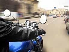 Personlig skyddsutrustning Eftersom en motorcyklist sitter oskyddad på fordonet är skyddsutrustning mycket viktig för att minska skaderisken om en olycka skulle ske.