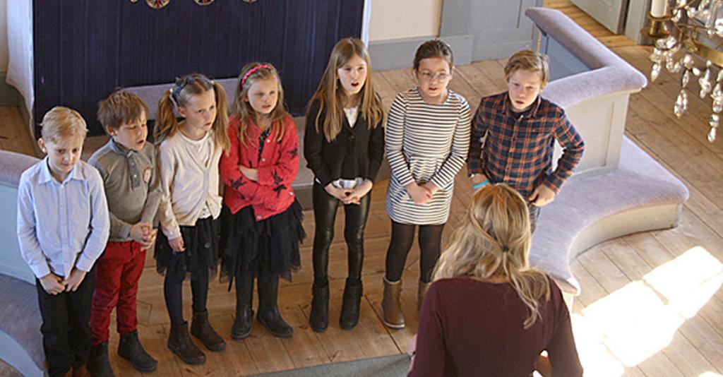 Att Gud har blivit människa är mysteriet i julbudskapet. Kyrkligt sett spelar påsken en ännu större roll än julen.