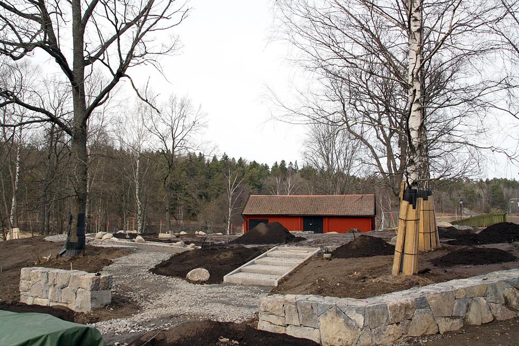 Här är platsen för askgravlunden på Ingarö. Ladan/stallet i mitten har renoverats. Infälld bild till vänster: Bygge av materialgård samt miljö/sophus.