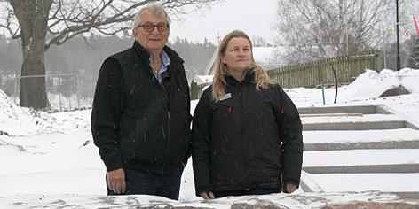 Efter kremering sänks askan med kvarlämnorna ner i asklunden. Platsen för nedsänkning markeras inte, men asklunden anger de begravdas namn.