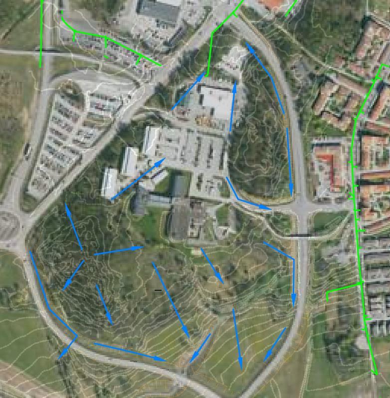 Figur 5 Flödespilar som visar avrinningsvägarna för dagvattnet idag. Gröna linjer är befintligt dagvattensystem. 2.3.