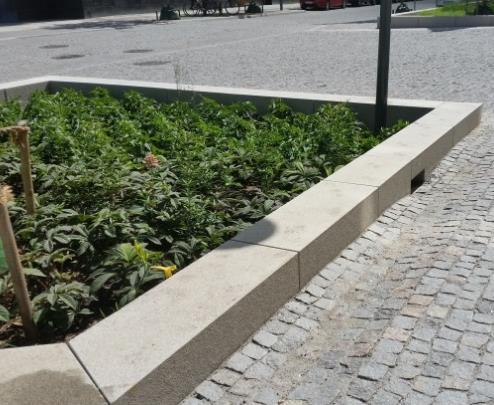 Från gårdsytor kan man leda in vattnet ytligt eller via öppningar i eventuell kantsten eller via olika typer av