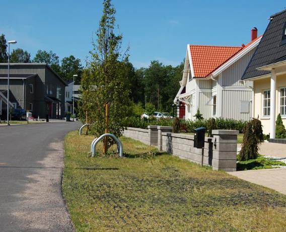 Det i sin tur gör att anläggningar för rening och fördröjning kan göras mindre. Figur 14 Grusad yta t.v.