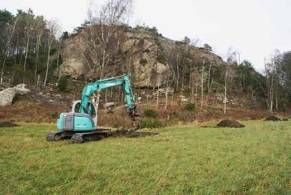 Skålgropar, keramik och boplatslämningar i Lassehaga 13 Figur 11. Översiktsfoto, platå med schakt S12 och A5 (bortom grävmaskin). Foto från sydväst: Joakim Åberg.
