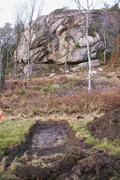 Den senare framkom i ett grävt schakt på själva platån (S12), strax sydväst om bergstup och i utkanten av mer blockrik terräng, strax norr och ovan två i området