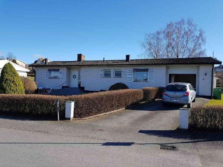 Byggnadsbeskrivning Bostadsbyggnad Byggnadsår/ ombyggnadsår: 1970 / Hustyp/antal våningar: 1 -plans hus med källare Taktyp, takbeläggning: Betongpannor