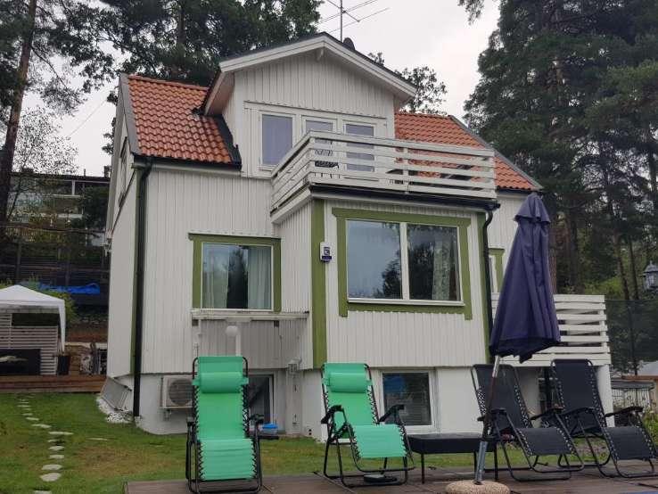 Byggnadsbeskrivning Bostadsbyggnad Byggnadsår/ ombyggnadsår: 1926 / 1990 Hustyp/antal våningar: 2-plans hus med källare Taktyp, takbeläggning: Sadeltak med papp, läkt och takpannor samt pulpettak