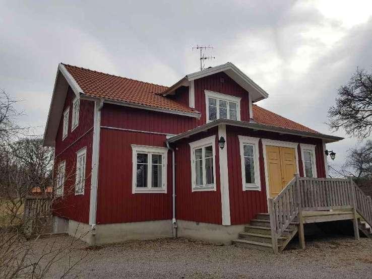 Byggnadsbeskrivning Bostadsbyggnad Byggnadsår/ ombyggnadsår: 1909 / 1940 Hustyp/antal våningar: 1 ½-plans hus med källare Taktyp, takbeläggning: Sadeltak med råspont, papp, läkt och betongpannor