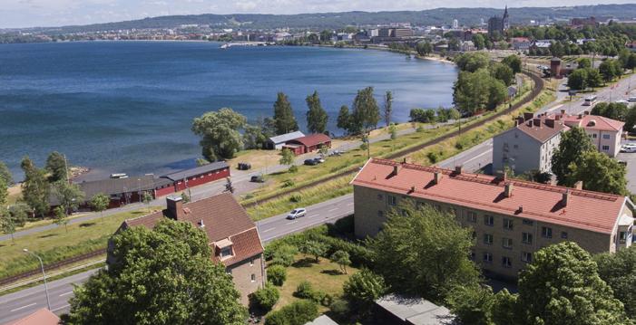 Husen erbjuder allt från yteffektiva ettor till rymliga, charmiga treor med eller utan snedtak och möjlighet till flera balkonger i olika väderstreck.