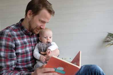 Det är aldrig för tidigt att börja läsa med barn, tvärtom kan man börja så snart barnet visar intresse för böcker.