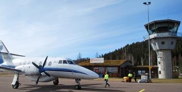 Flygplats och flyglinje FRAMTIDA ORGANISERING OCH FINANSIERING AV KOLLEKTIVTRAFIKEN I VÄRMLAND INRIKTNING Regionstyrelsen beslutade att inriktningen för flygplatserna i Torsby och Hagfors är att de