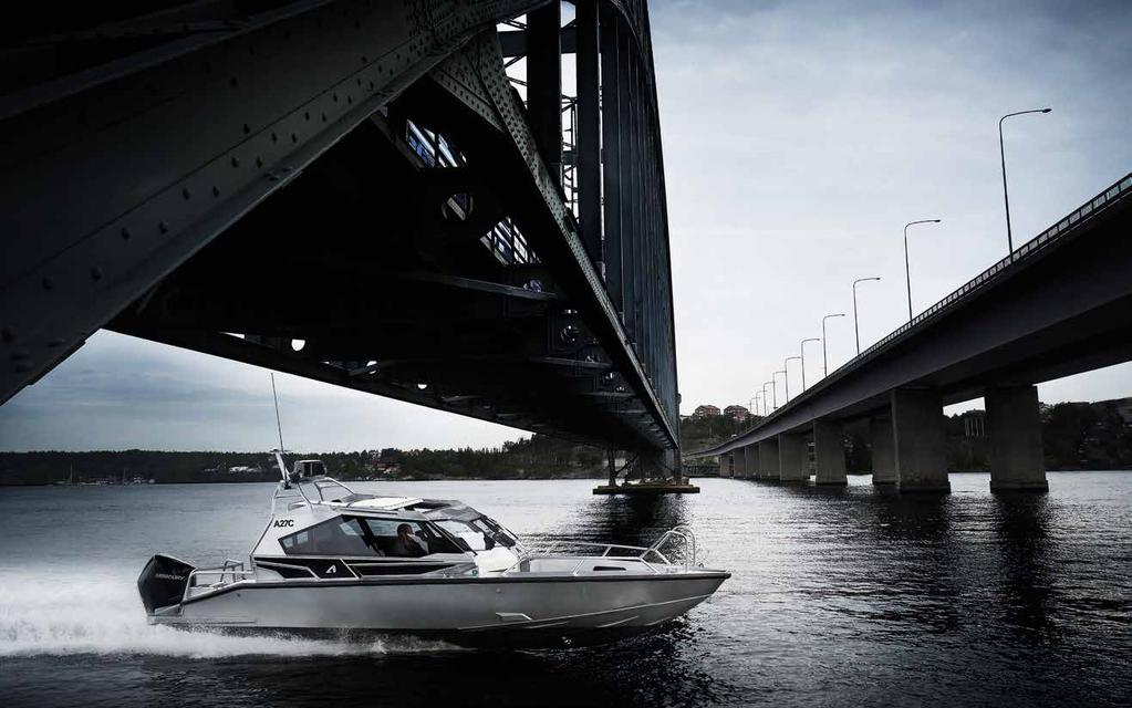 Skrov som skär genom vattnet När hastigheten ökar, vinden viner och vågorna går höga - då ställs båtens utformning på