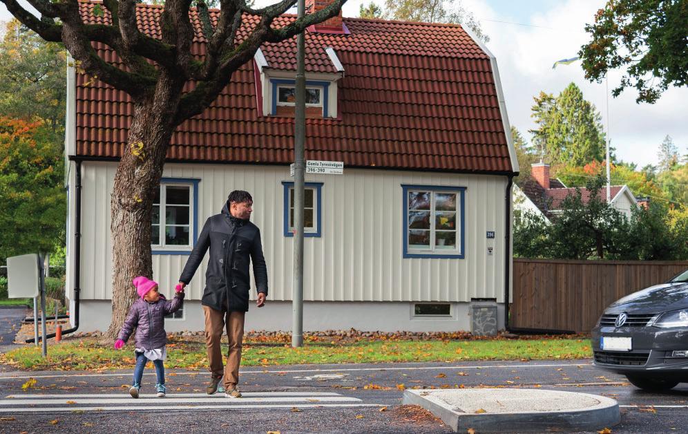 Nya svenskar Trafiksäkerhet för nya svenskar NTF har i många år haft en vilja att arbeta för att öka nya svenskars kunskap om trafi k och trafi ksäkerhet.