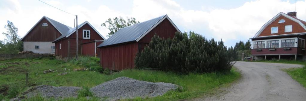 Gård med kraftigt ombyggt bostadshus och