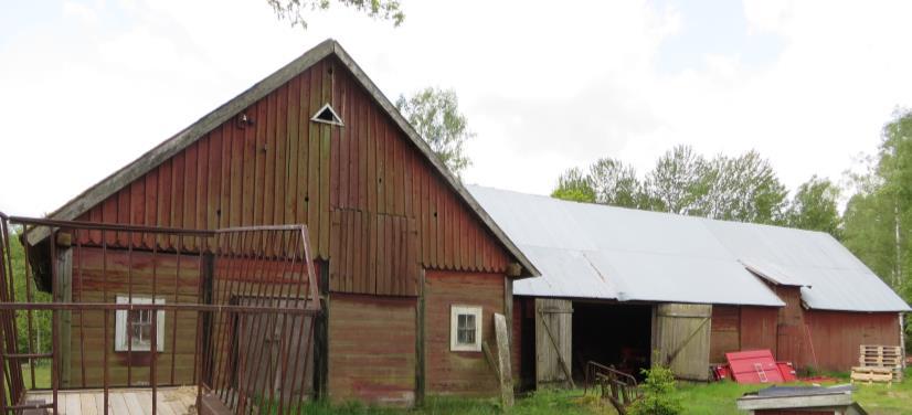 Den ligger i gammalt odlingslandskap, med fd