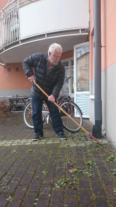 container på gården. Filtren finns bakom de tjocka elementen i lägenheten.