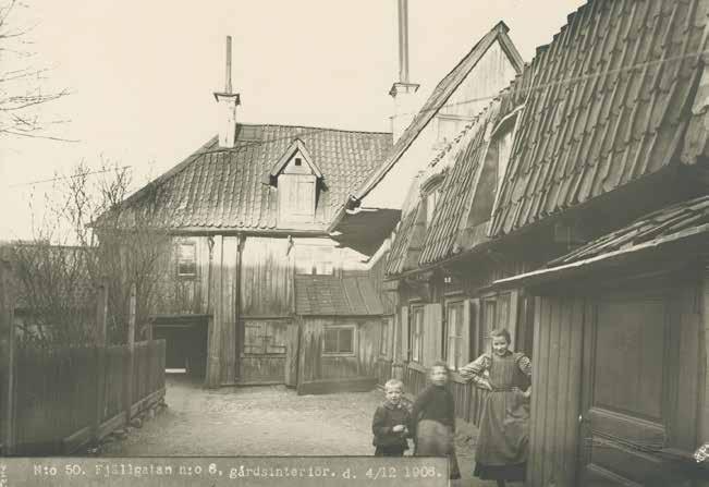GÅRDEN TILL MÄSTER MIKAELS GATA NR 6 ÅR 1906. FOTO BRÖDERNA HARLING, SSM D6360.