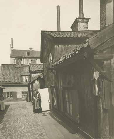 GÅRDEN TILL MÄSTER MIKAELS GATA NR 8 ÅR 1908. FOTO BRÖDERNA HARLING, SSM FA1683.