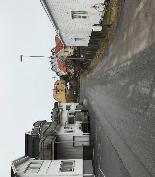 Det finns en smal gångbana på Skarviksvägens södra sida.