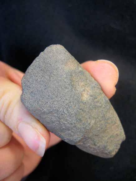 80 gram fragment. Bland skärvorna finns en relativt stor variation med avseende på dekor och magring. Det verkar finnas två olika typer av kärl representerade i keramikmaterialet.