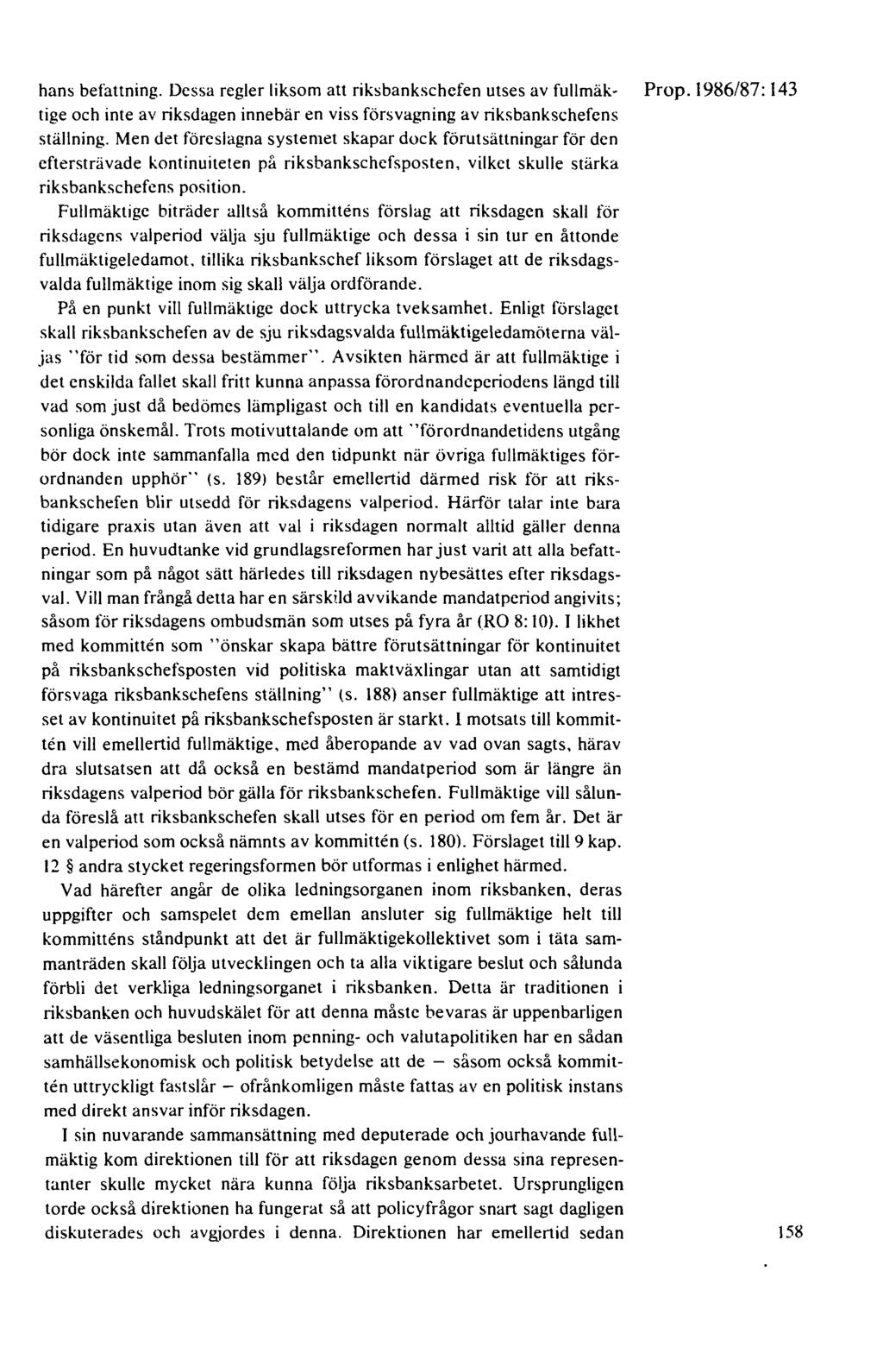 hans befattning. Dessa regler liksom att riksbankschefen utses av fullmäk- Prop. 1986/87: 143 tige och inte av riksdagen innebär en viss försvagning av riksbankschefens ställning.