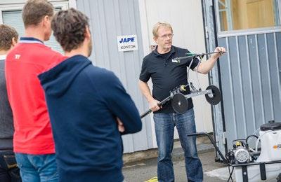 byggnader. En stor kundgrupp är husägare som inte kan eller vill utföra jobbet själv med tanke på riskerna med att arbeta på tak.