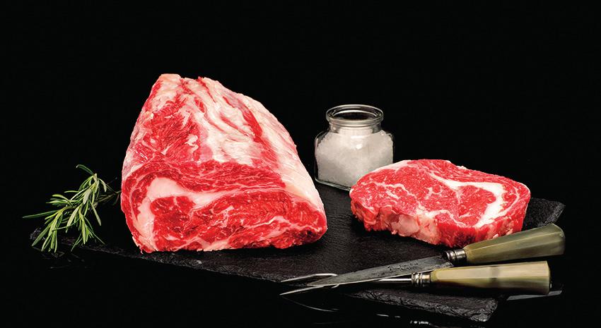 KÖTT Hos oss är kött det allra heligaste. I vår produktion kan vi portionsstycka, tärna och mala efter dina behov.