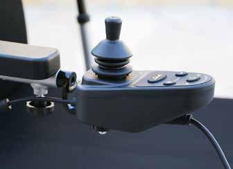 Installera joystick-kontrollen Steg 1 Montera joysticken i röret under armstödet och dra åt skruven i önskad position.