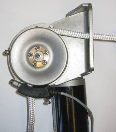 Installation Linans omlägg runt linhjulet Fästbraketten på MIDI 201 kan vridas steglös i förhållande till vinschens växel/motor.