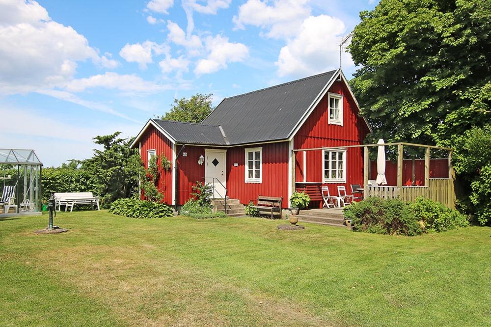 uppe med plats för 4 bäddar. Uteplats i soligt sydväst läge, växthus med vinranka och trallgolv samt gammalt men praktiskt uthus med vidbyggd carport.