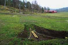 Schaktet längs den norra kanten av fornlämningens östra delar var beläget på angiven plats (figur 5). Vid okulär besiktning noterades förekomster av slagen flinta i de igenlagda schaktens ytskikt.
