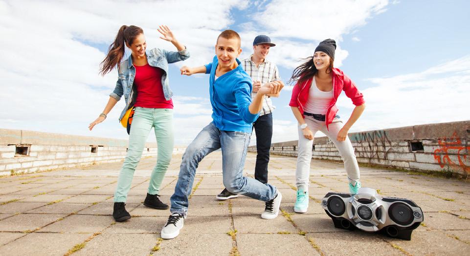 Hiphop 13-15 augusti, kl: 10.00-15.00 För dig som går i årskurs 4-9 Ta del av hiphopens fyra grundelement: MC:ing (rap), DJ ing (beats & scratch), B-Boying (breaking, hiphop) och graffiti.