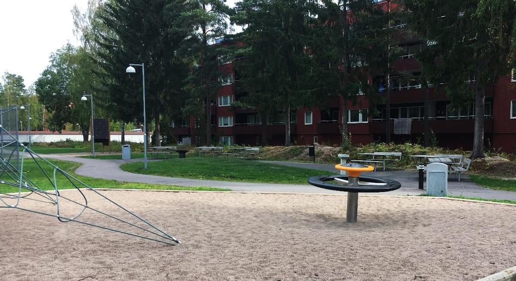 DETALJPLAN FÖR ANDERSBERG 3:1, 4:1, VÄSTRA VINDDRAGET, SAMRÅDSHANDLING 7 Figur 7. Lekyta i planområdets södra halva med avskärmande träd mot befintlig bebyggelse.