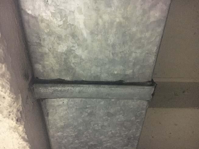 Prov 3 - kakelfix bakom sockel, våningsplan 4. Alla tre prover innehåller asbest.