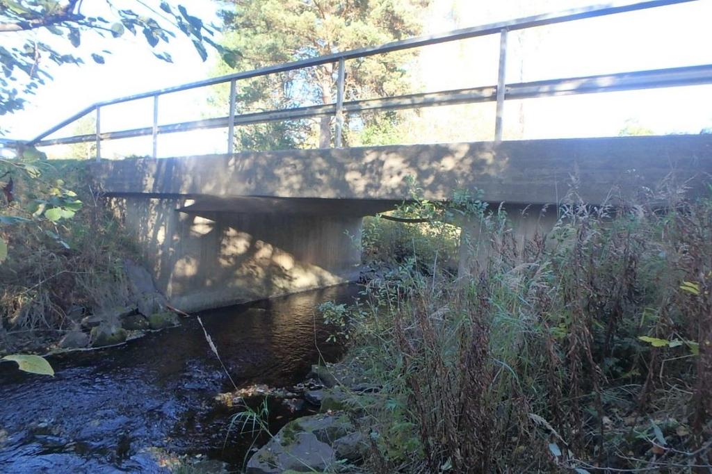 Bro över Sandsbäcken vid Sand är byggd år 1954 och är en 2-leds plattram, se bild 7. Bron har en bredd av 6 meter och längd av 5,4 meter. Bron har bärighetsklass BK 1 och ägs av Trafikverket. Bild 7.