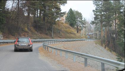 Bild 10. Väg 953 i ravin- och niplandskapet i Sandmon. 4.6. Natur- och vattenmiljö Väg 953 ligger efter Ångermanälvens älvdal och präglas i stor utsträckning av nip- och ravinlanskap.