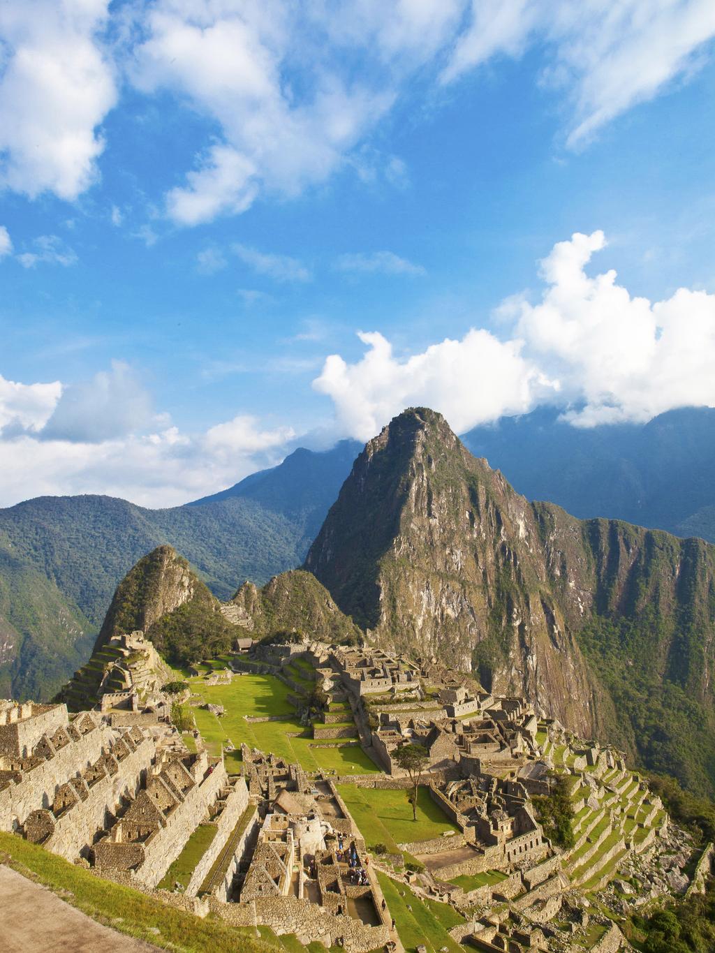 Dag 9. Machu Picchu Dagen börjar tidigt med en 25 minuters färd upp till det fantastiska inka citadellet Machu Picchu.