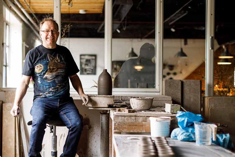 Anders Johansson var 17 år när han började jobba i Höganäs AB:s lerkärlsfabrik. 35 år senare håller han hantverkstraditionen vid liv.