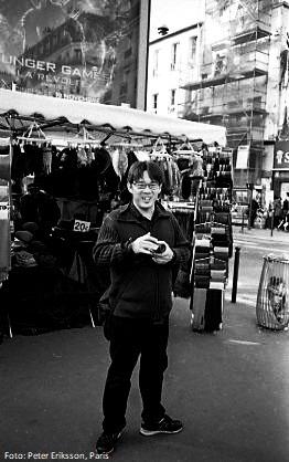 VÅR MAN I PARIS PÅ GATUFOTOGRAFERING I PARIS MED TAKEHIKO-SAN Text: Peter Eriksson Det var min italiensk-franske vän och galleristen Luigi, specialiserad på japansk fotografi, som ordnade en kurs /