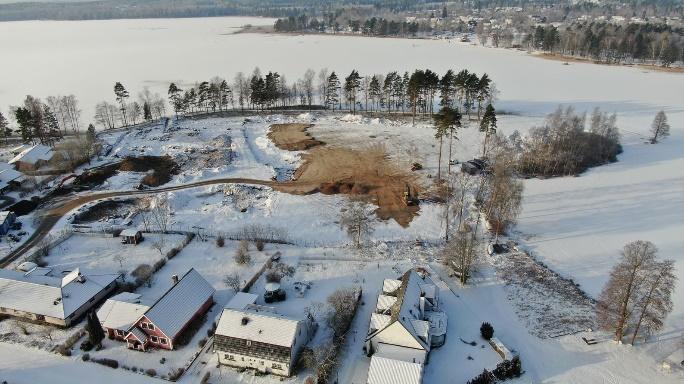 Inom 1 km når du stationen, idrottsplatsen, förskola, elljusspåret och mataffären. Markområdet som ska exploateras är nyligen sanerat vilket innebär att det inte finns någon vegetation där idag.