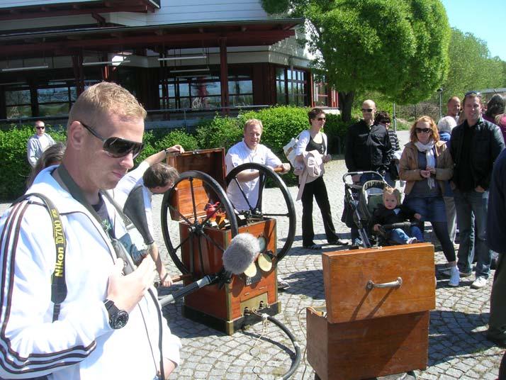 Dykarskötaren Magnus Lindström håller kontakt med Pia medan Steven Eriksson, SDHF vice ordförande, för stunden agerar pumpskötare.