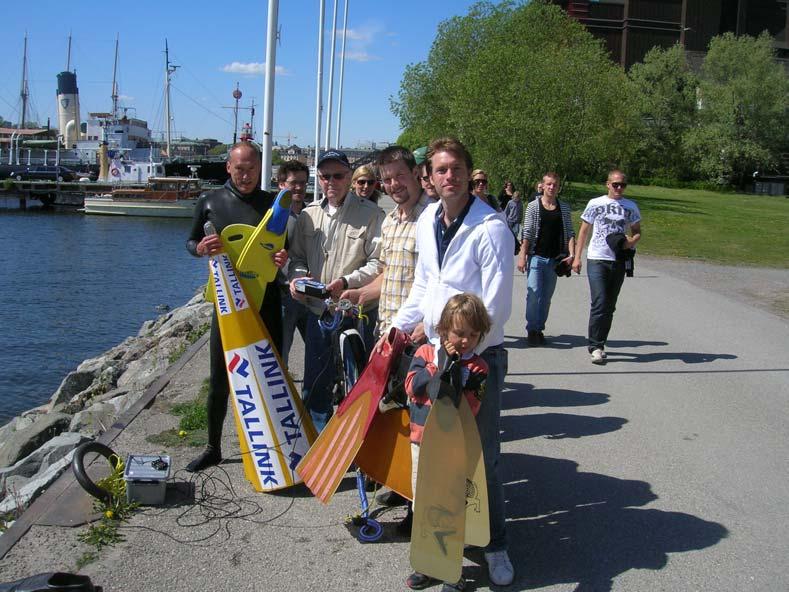 På kajen efter genomförd demonstration ser vi, från vänster i förgrunden, Sven Olof Olander, Per Westermark, Johan Carlsson samt Pontus Olander med Theo.