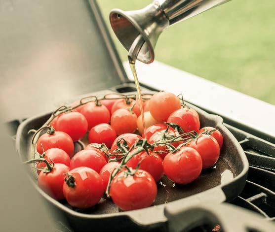 HET, HETARE, SIZZLE ZONE Att använda kol och briketter är den traditionella formen av infraröd grillning som vi alla känner till: glödande