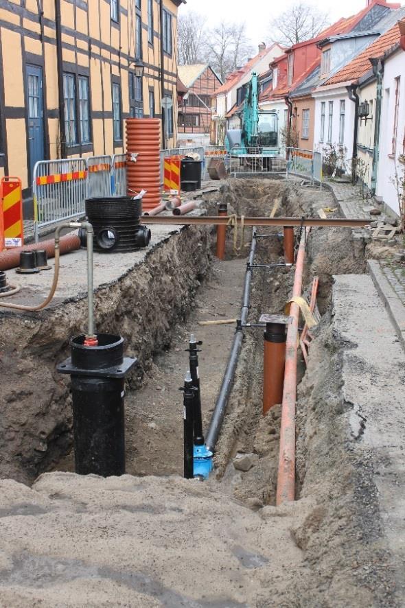 Sektion 2 Omkring 12 meter väster om sektion 1 fanns ytterligare en intakt kulturlagersekvens i den södra schaktväggen. Kulturlagren dokumenterades i en ca 1,9 meter bred och 1,8 meter djup sektion.